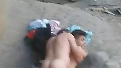 Busty nederlandse porno tube housewife houdt ervan als ze op een krappe plek zit.
