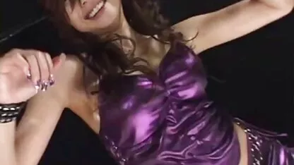 Jong Aziatisch meisje porno uit nederland in sexy slipjes