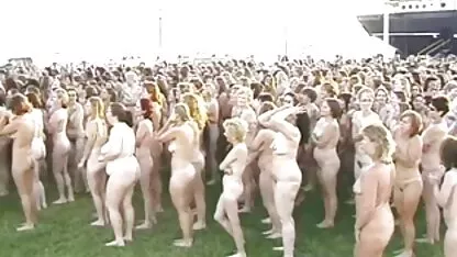 De jonge huishoudster vleit de ned porno films rijke meester hartstochtelijk.