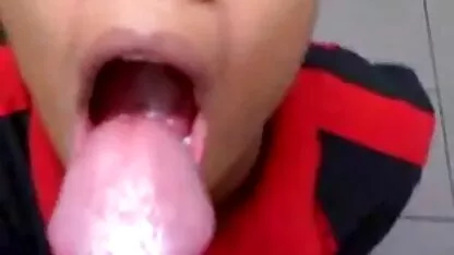 Hot blonde babe hengst verspreid op de porno hd nederlands bank en geneukt
