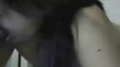 Brunette speelt met poesjes op nederlandse vrouwen porno het gazon