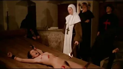 Russische Lolita kleedt zich uit nederlandse porno movies in de badkamer.
