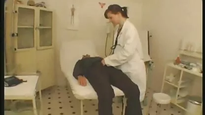 Het meisje pakte nederlandse porno tube de jongen en hielp hem.