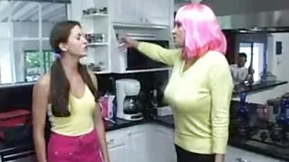 Crispy Mama San in kousen nederlandse porno videos neukt met een hete man