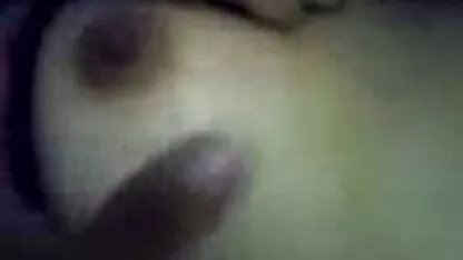Huisvrouw praat met man en geile bediende. nederlandse porno movies