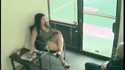 Grote nederlandse porno trio lul in de paus bij het kleine meisje