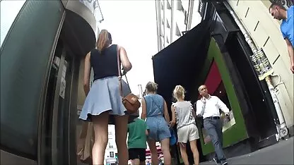 Zwangere student laat haar baby buik nederlandse trio porno zien.